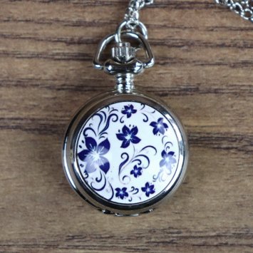 Kleine Taschenuhr, mit emailliertem Blumen Bild in Blau-Weiß